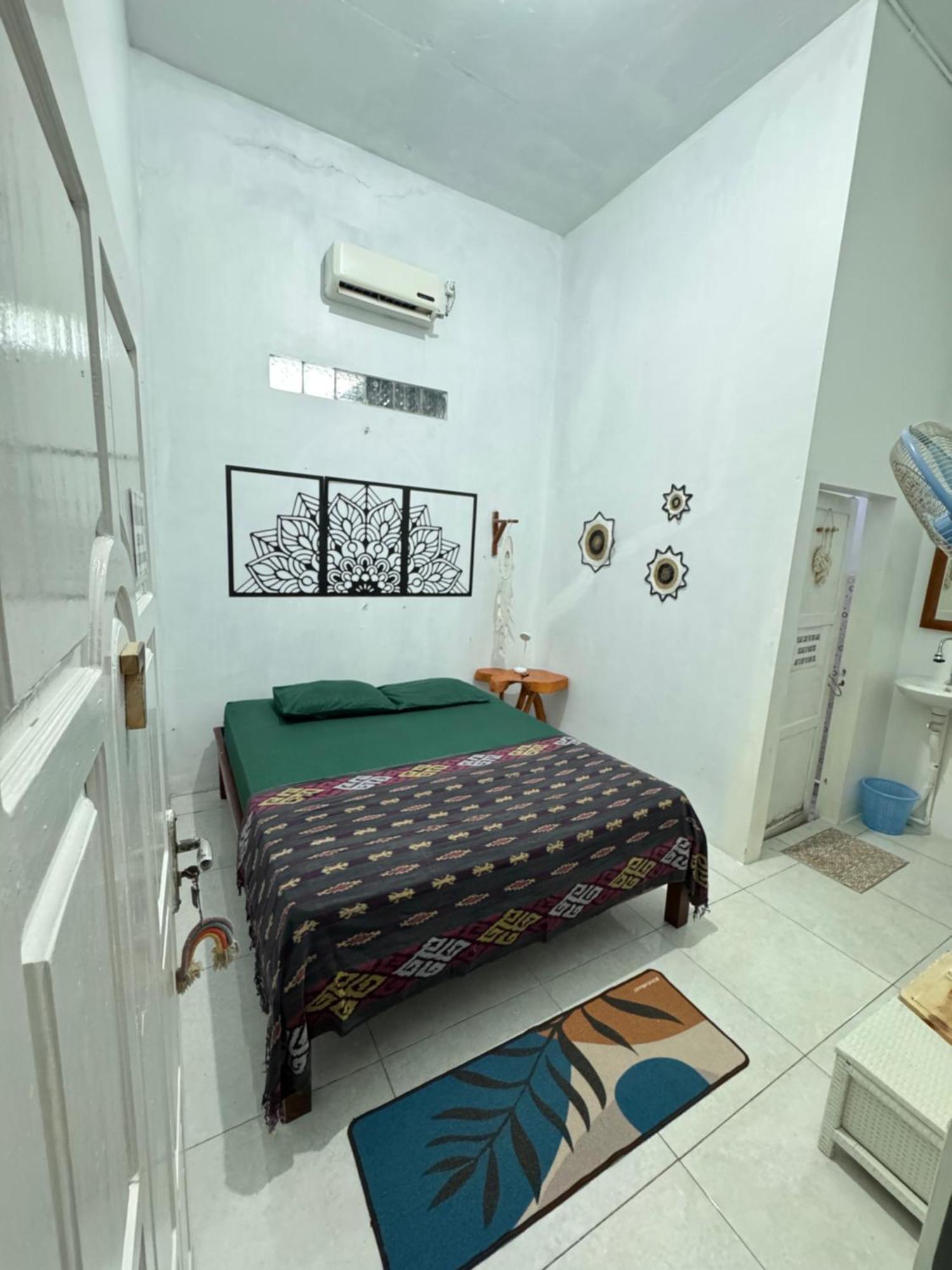 Loyal Friend Hostel Karimunjawa Exterior photo